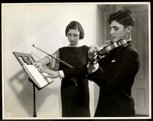 ニューヨーク盲人協会、盲人青年にバイオリンの演奏を教える女性、1936年、ニューヨーク、111 East 59th Street、1936（銀ゼラチンプリント）
